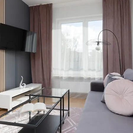 Metro Kondratowicza With Parking By Renters Daire *