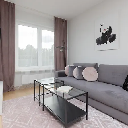 Metro Kondratowicza With Parking By Renters Апартаменты