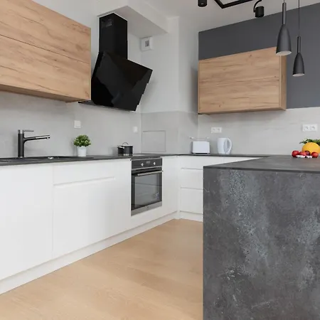 Metro Kondratowicza With Parking By Renters