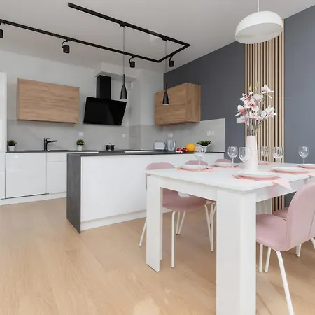 Metro Kondratowicza With Parking By Renters *